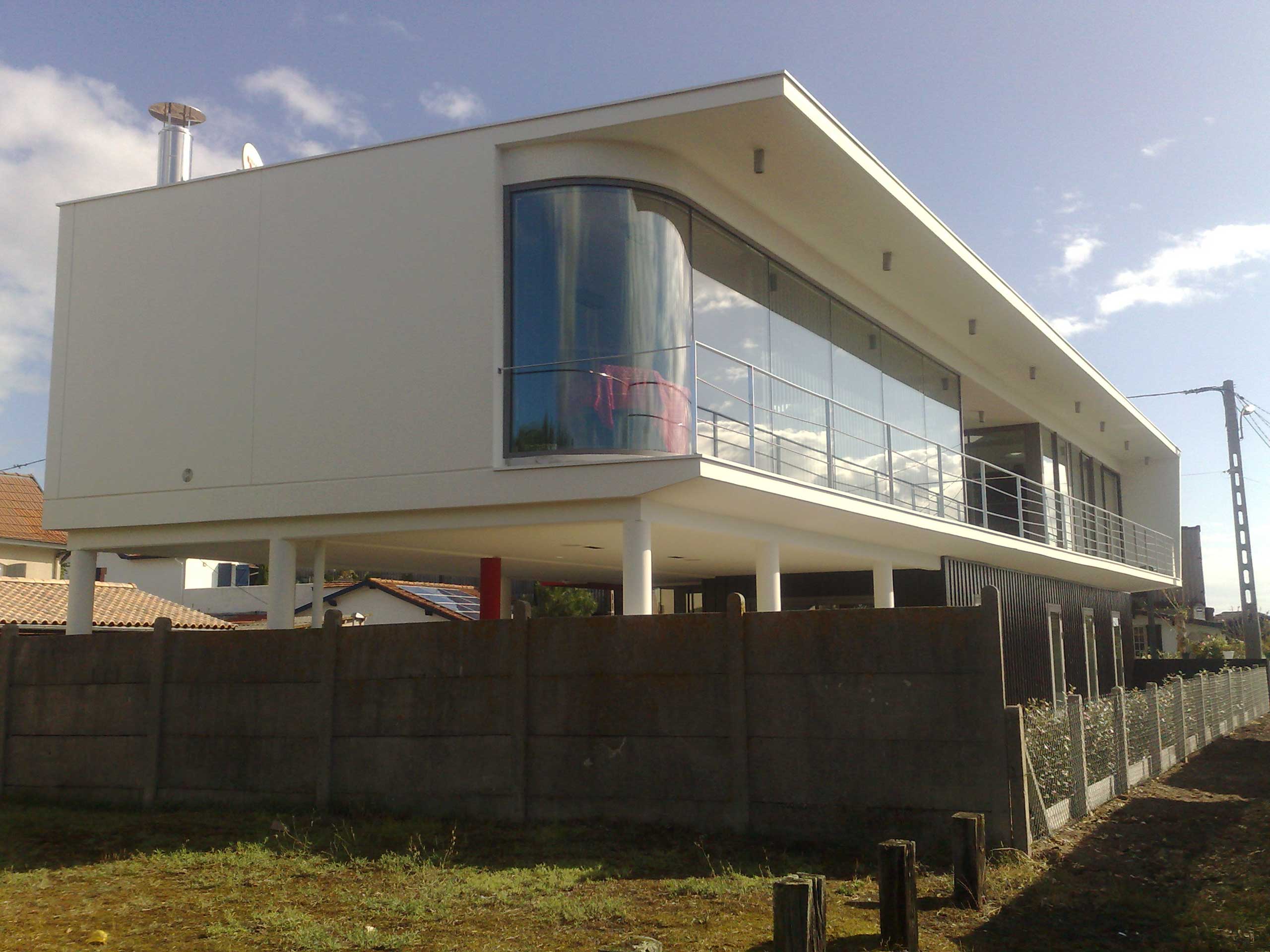 Bérangère Signac, architecte sur Bordeaux métropole, le Bassin d'Arcachon et la Gironde, conçoit des maisons comtemporaines, villas minimalistes et fonctionnelles et leurs espaces extérieurs. Sont combinés produits classiques et produits innovants (béton banché et préfabriqué, vitrages aboutés, vitrages cintrés sur-mesure, menuiseries Technal, béton ciré, béton ductal, mobilier sur mesure, toiture végétalisée, garde-corps inox, acier corten, piscine, béton désactivé, terrasse en ipé, domotique)