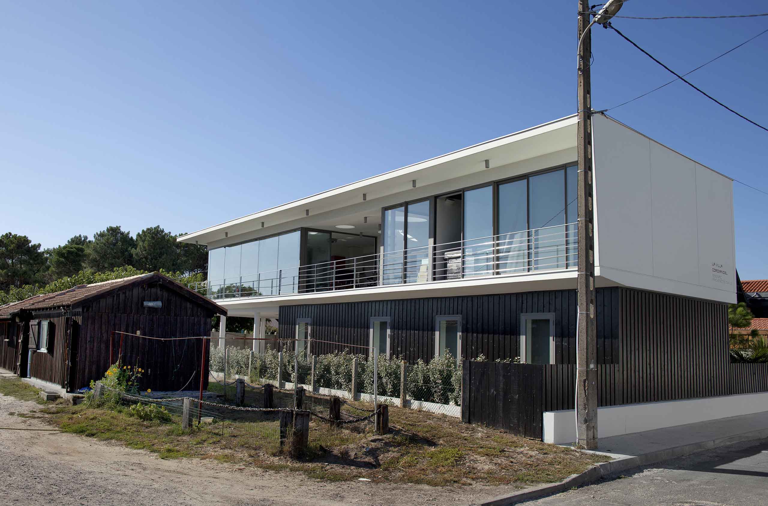 Bérangère Signac, architecte sur Bordeaux métropole, le Bassin d'Arcachon et la Gironde, conçoit des maisons comtemporaines, villas minimalistes et fonctionnelles et leurs espaces extérieurs. Sont combinés produits classiques et produits innovants (béton banché et préfabriqué, vitrages aboutés, vitrages cintrés sur-mesure, menuiseries Technal, béton ciré, béton ductal, mobilier sur mesure, toiture végétalisée, garde-corps inox, acier corten, piscine, béton désactivé, terrasse en ipé, domotique)