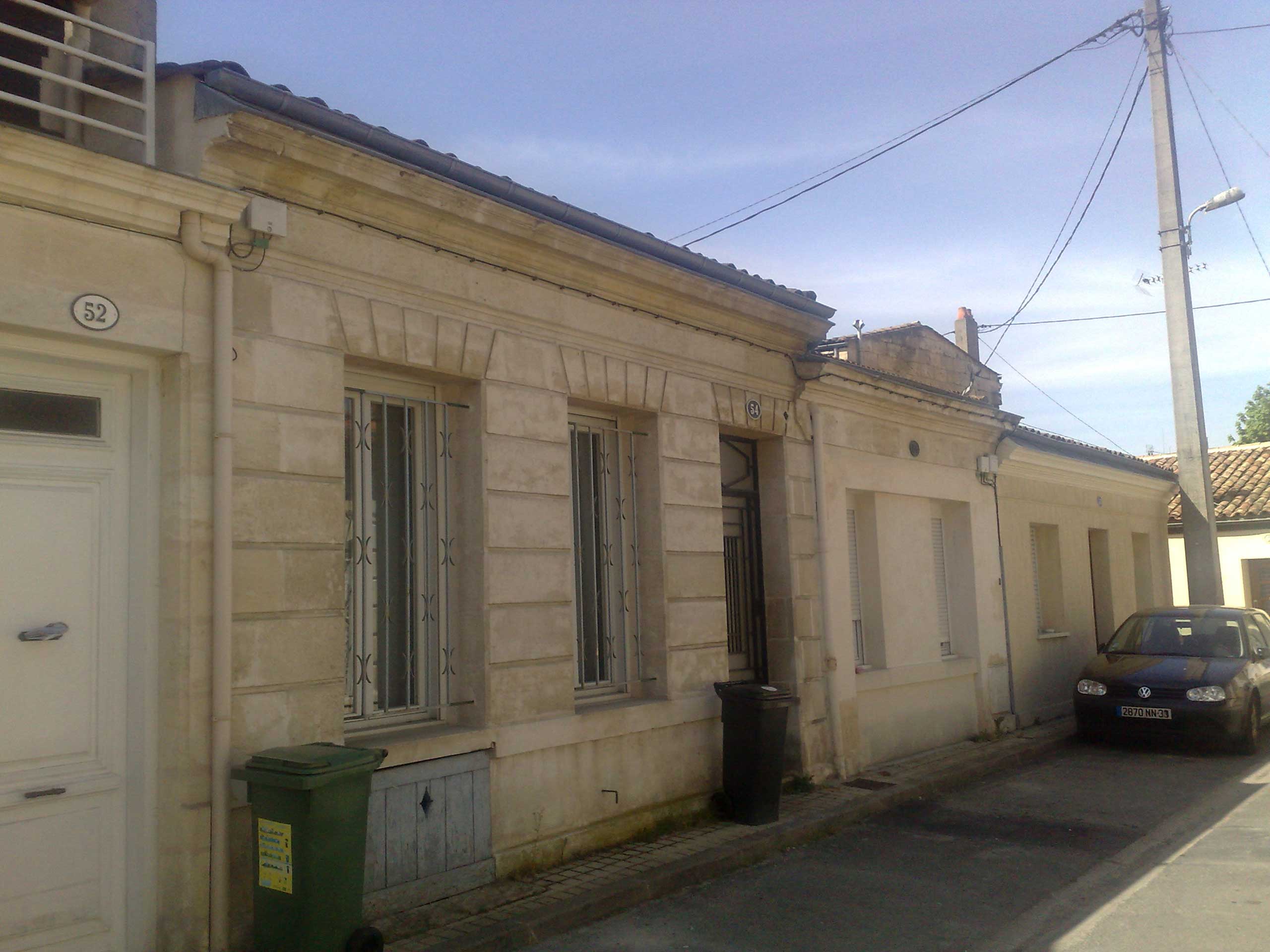 Bérangère Signac, architecte sur Bordeaux métropole, le Bassin d'Arcachon et la Gironde, conçoit des aménagements, extensions et rénovations d'échoppe (habillage extérieur, chambres) et combine produits classiques et produits innovants (bardage zinc)