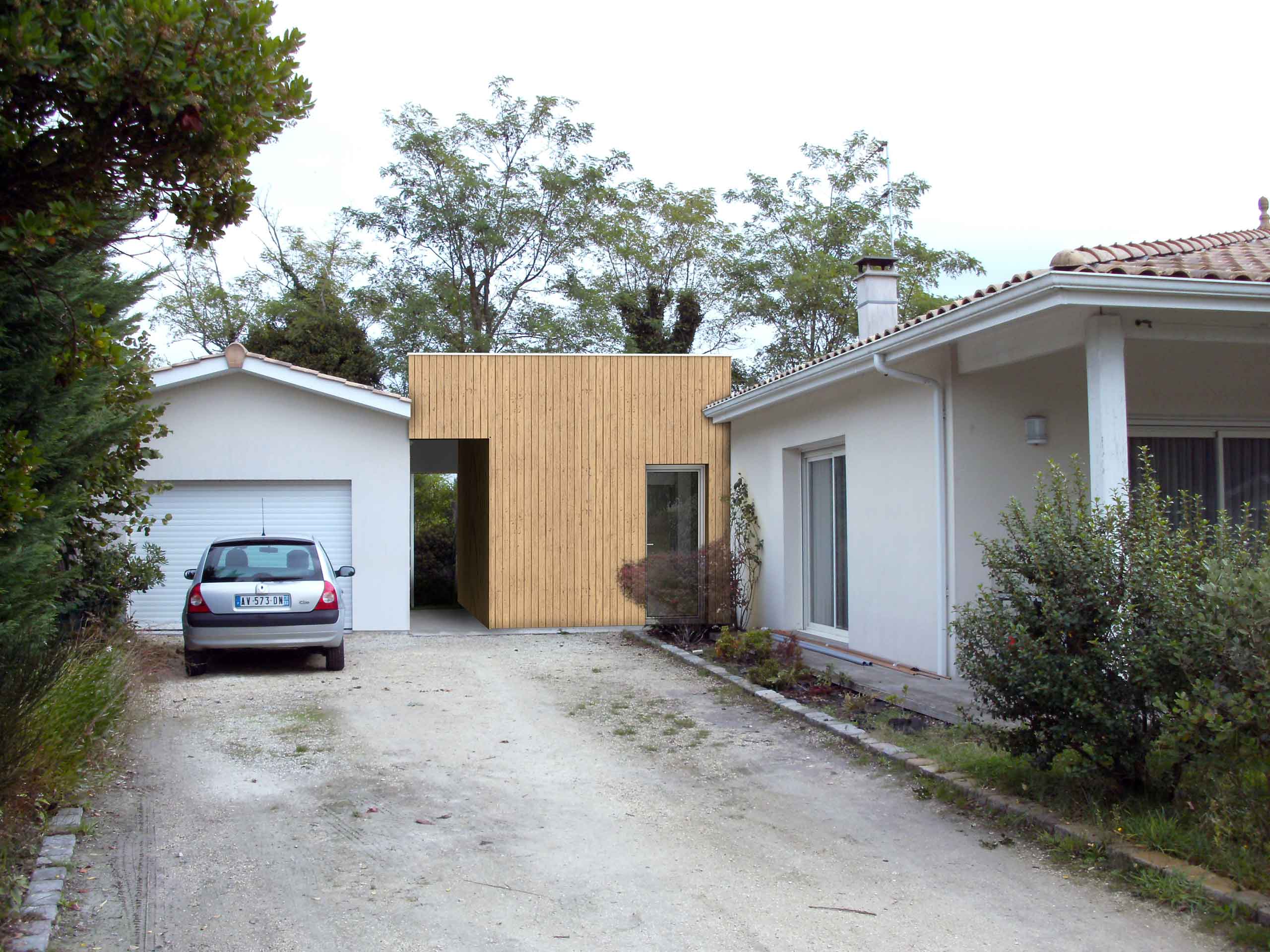 Bérangère Signac, architecte sur Bordeaux métropole, le Bassin d'Arcachon et la Gironde, conçoit des aménagements, extensions et rénovations de maison ancienne (entrée, bureau) et combine produits classiques et produits innovants (ossature bois, bardage douglas)