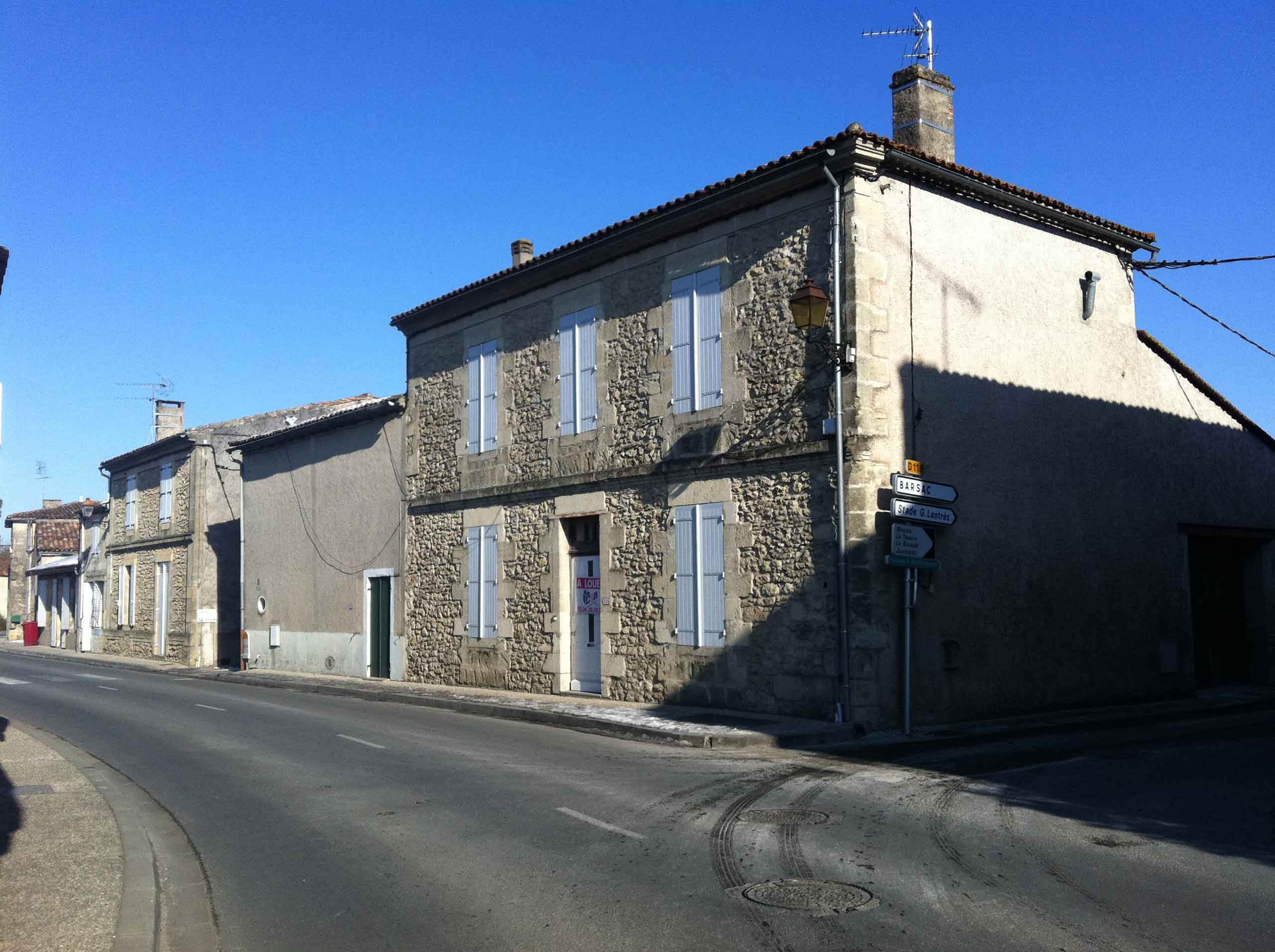 Bérangère Signac, architecte sur Bordeaux métropole, le Bassin d'Arcachon et la Gironde, conçoit des aménagements, extensions et rénovations de maison de ville ancienne et combine produits classiques et produits innovants (bardage douglas, fenêtres meurtrières)