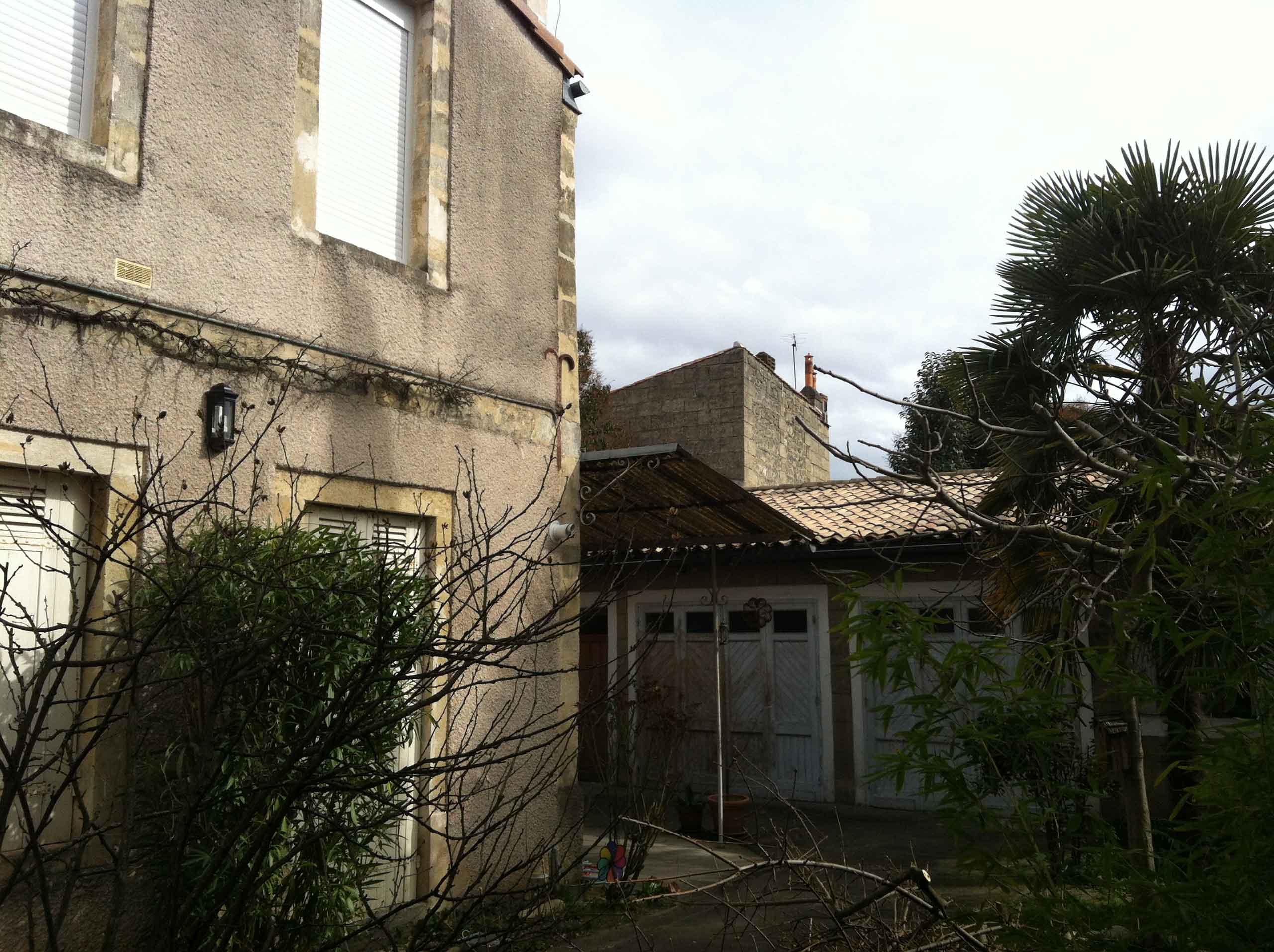 Bérangère Signac, architecte sur Bordeaux métropole, le Bassin d'Arcachon et la Gironde, conçoit des aménagements, extensions et rénovations de maison de ville (séjour, salon, cuisine, chambres, annexes) et combine produits classiques et produits innovants (ossature bois, menuiseries alu, baie coulissante, bardages en douglas, leds, mobilier sur mesure, mélaminé, stratifié, grand carrelage)